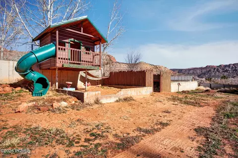 Exterior - 640 N Juniper St, Hildale, UT 84784 photo 5 of 11