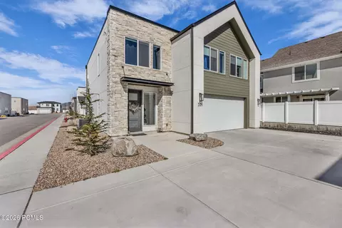 Exterior - 331 S 680 W, Centerville, UT 84014 photo 2 of 5