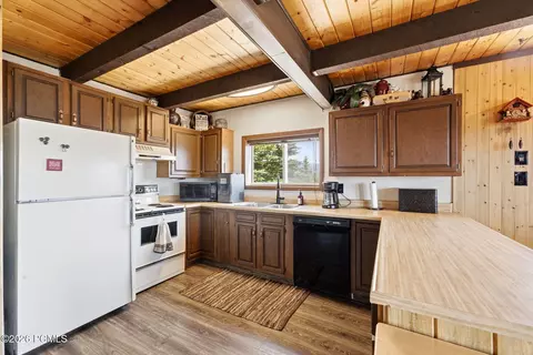 Kitchen - 8750 E Soldier Creek Way, Daniel, UT 84032 photo 2 of 2