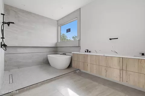 Bath - 11386 N White Tail Ct, Hideout, UT 84036 photo 2 of 6