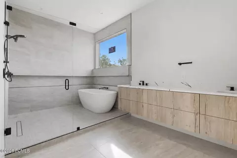 Bath - 11386 N White Tail Ct, Hideout, UT 84036 photo 1 of 6