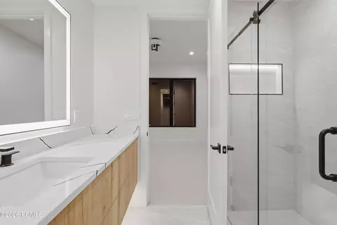 Bath - 11386 N White Tail Ct, Hideout, UT 84036 photo 3 of 4