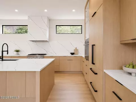 Kitchen - 11386 N White Tail Ct, Hideout, UT 84036 photo 5 of 6