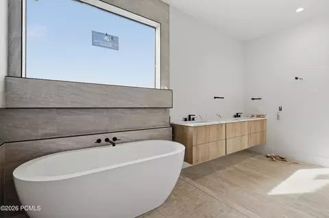 Bath - 11386 N White Tail Ct, Hideout, UT 84036 photo 3 of 6