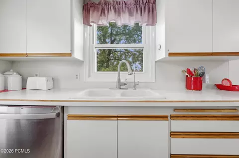 Kitchen - 2983 S Orchard Dr, Bountiful, UT 84010 photo 2 of 3