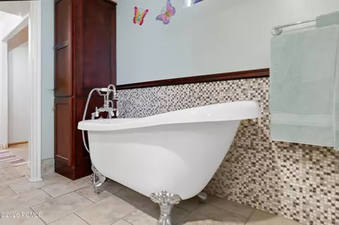Bath - 2983 S Orchard Dr, Bountiful, UT 84010 photo 5 of 5