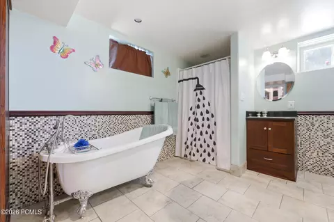 Bath - 2983 S Orchard Dr, Bountiful, UT 84010 photo 3 of 5
