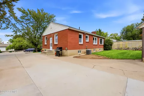 Exterior - 2983 S Orchard Dr, Bountiful, UT 84010 photo 3 of 11