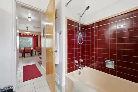 Bath - 2983 S Orchard Dr, Bountiful, UT 84010 photo 2 of 5