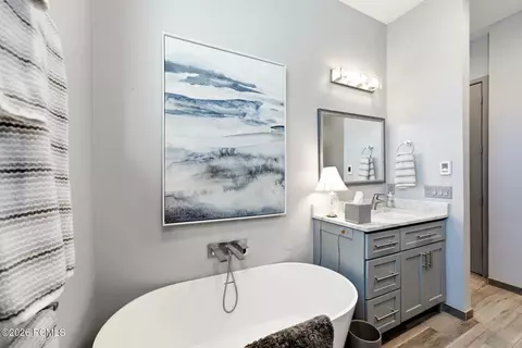 Bath - 2300 River Meadows Pkwy, Midway, UT 84049 photo 4 of 7