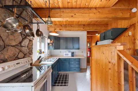 Kitchen - 1764 W Upper Canyon Dr, Midway, UT 84049 photo 3 of 6