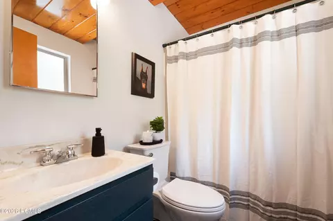 Bath - 1764 W Upper Canyon Dr, Midway, UT 84049 photo 1 of 3