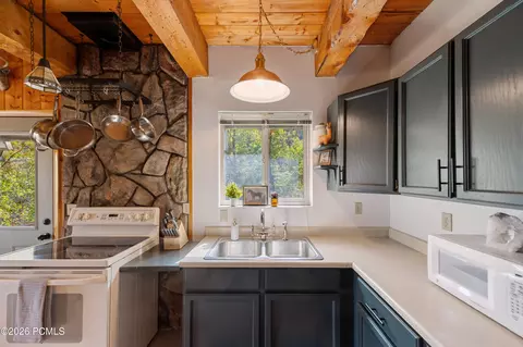 Kitchen - 1764 W Upper Canyon Dr, Midway, UT 84049 photo 2 of 6