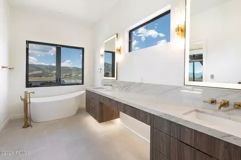 Bath - 693 E Longview Dr, Hideout, UT 84036 photo 1 of 3