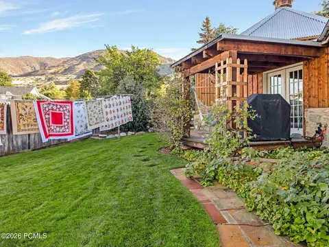 Exterior - 252 N 400 East E, Centerville, UT 84014 photo 10 of 13