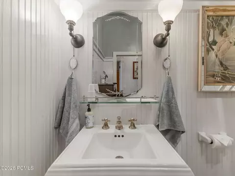 Bath - 252 N 400 East E, Centerville, UT 84014 photo 5 of 6