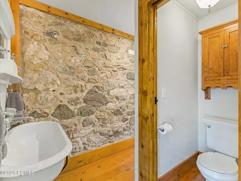 Bath - 252 N 400 East E, Centerville, UT 84014 photo 2 of 6