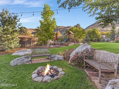 Exterior - 252 N 400 East E, Centerville, UT 84014 photo 9 of 13