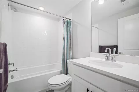 Bath - 23933 E 39th Ave, Aurora, CO 80019 photo 4 of 4