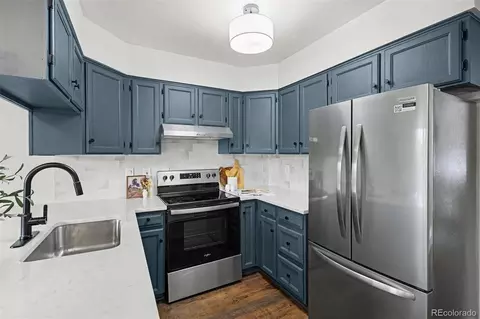 Kitchen - 2537 E Nichols Cir, Centennial, CO 80122 photo 4 of 5