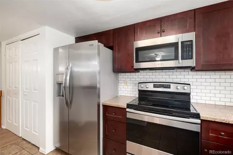 Kitchen - 12513 E Pacific Cir #D, Aurora, CO 80014 photo 4 of 5