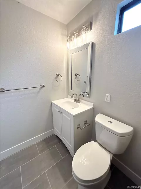 Bath - 12273 E Bates Cir, Aurora, CO 80014 photo 4 of 5