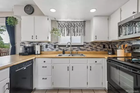 Kitchen - 17495 E Chenango Dr, Aurora, CO 80015 photo 2 of 4