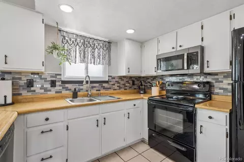 Kitchen - 17495 E Chenango Dr, Aurora, CO 80015 photo 3 of 4