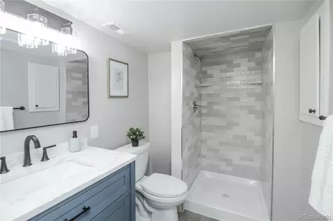 Bath - 8765 Carr Loop, Arvada, CO 80005 photo 9 of 11