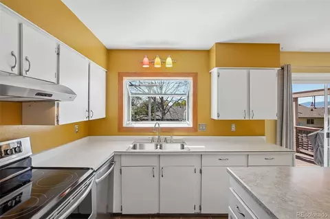 Kitchen - 1576 S Wright Ct, Lakewood, CO 80228 photo 4 of 6