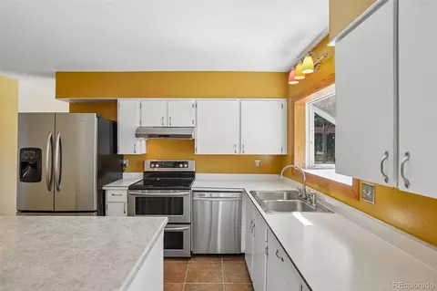 Kitchen - 1576 S Wright Ct, Lakewood, CO 80228 photo 3 of 6