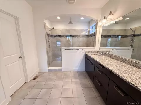 Bath - 11466 E 27th Ave, Denver, CO 80238 photo 2 of 7