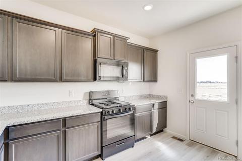 388 Maple St, Bennett, CO 80102 photo 9