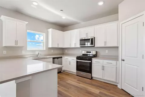 Kitchen - 48220 Shetland Dr, Bennett, CO 80102 photo 1 of 3