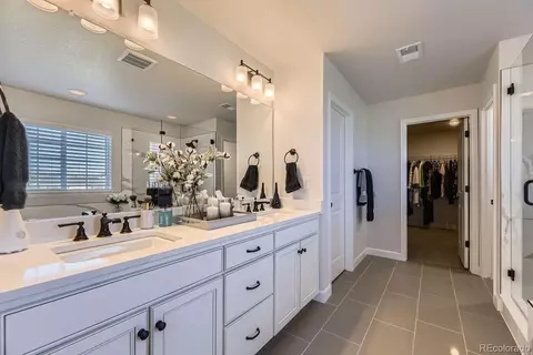 Bath - 7253 S Valleyhead Ct, Aurora, CO 80016 photo 2 of 5