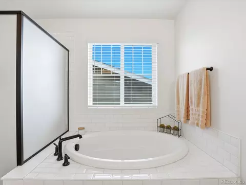 Bath - 24601 E 37th Ave, Aurora, CO 80019 photo 5 of 6