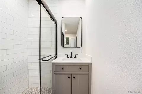 Bath - 2989 E Cresthill Ave, Centennial, CO 80121 photo 2 of 4