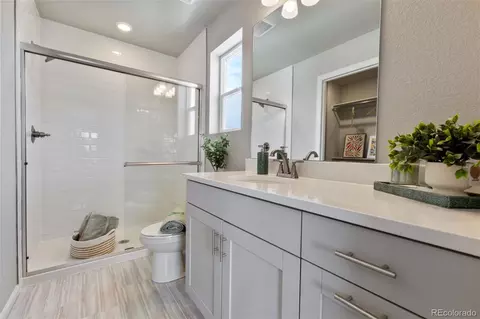 Bath - 22371 E 46th Ave, Aurora, CO 80019 photo 2 of 3