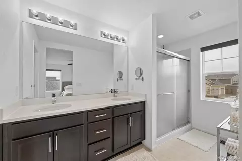 Bath - 965 N Waterloo Ct, Aurora, CO 80018 photo 2 of 3