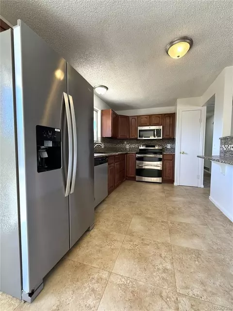 Kitchen - 18090 E Pacific Pl, Aurora, CO 80013 photo 2 of 3