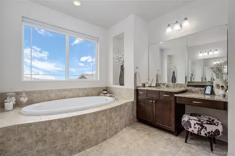 Bath - 27523 Euclid Dr, Aurora, CO 80016 photo 2 of 6