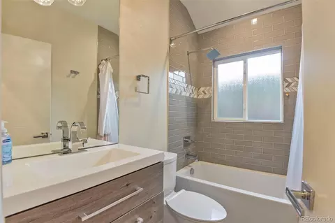 Bath - 2940 Ivanhoe St, Denver, CO 80207 photo 3 of 3