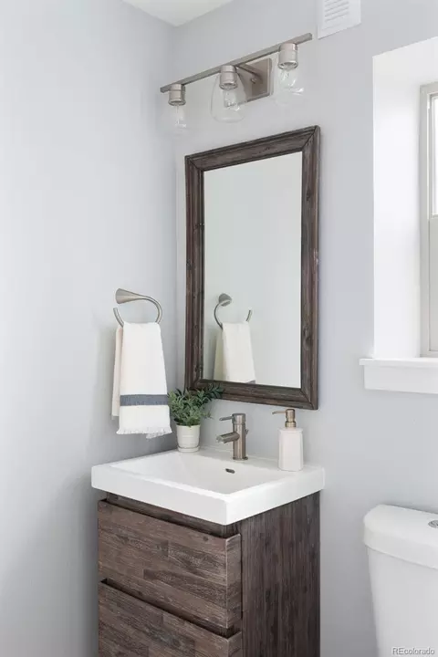 Bath - 4400 E Bails Pl, Denver, CO 80222 photo 1 of 8