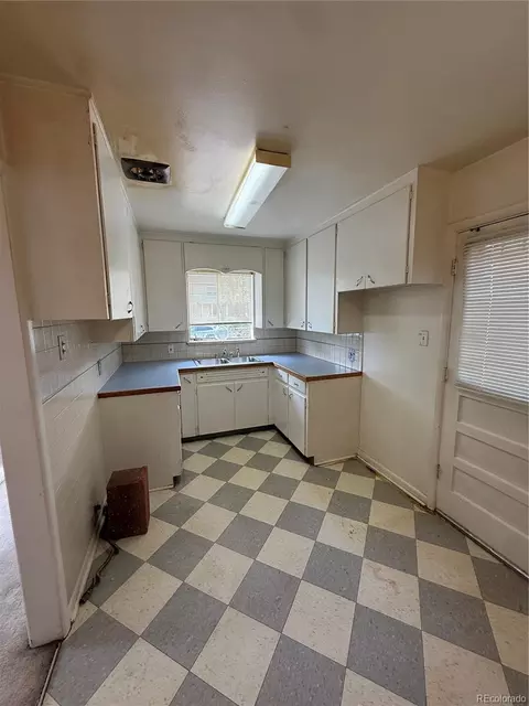 5209 E Thrill Pl, Denver, CO 80207 photo 9