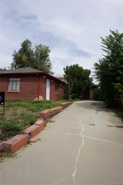 5209 E Thrill Pl, Denver, CO 80207 photo 3