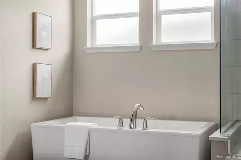 Bath - 8792 E 53rd Ave, Denver, CO 80238 photo 6 of 9