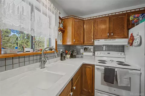 Kitchen - 539 12th Trl, Cotopaxi, CO 81223 photo 3 of 4