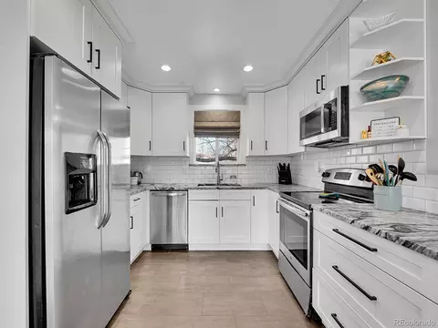 Kitchen - 3402 E Costilla Ave, Centennial, CO 80122 photo 3 of 4