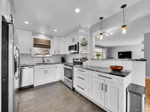 Kitchen - 3402 E Costilla Ave, Centennial, CO 80122 photo 2 of 4