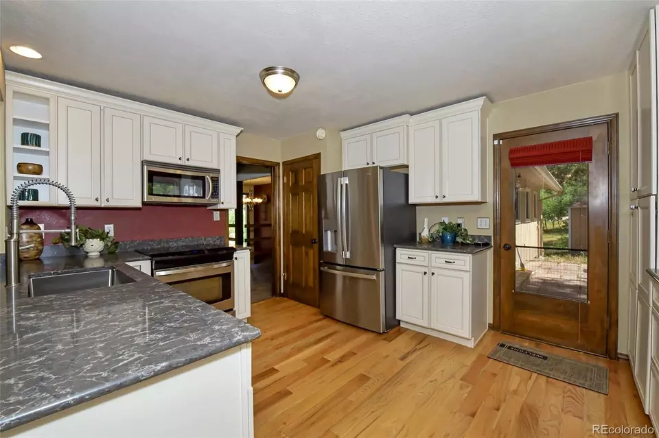 Kitchen - 5030 Chippewa Dr, Larkspur, CO 80118 photo 3 of 4